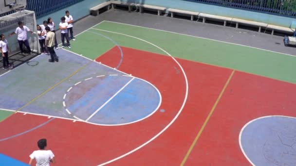 Niet Geïdentificeerde Studenten Die Een Recreatief Balspel Spelen Een Openbare — Stockvideo