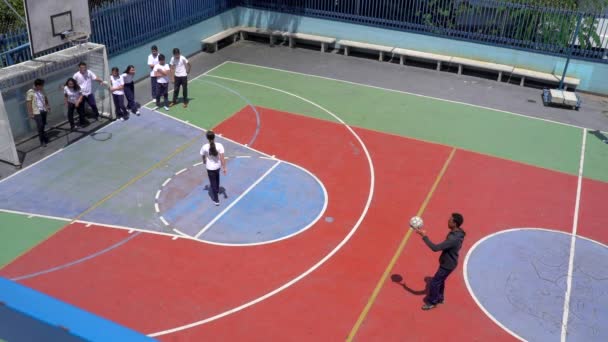 Étudiants Non Identifiés Jouant Match Balle Récréative Dans Une École — Video