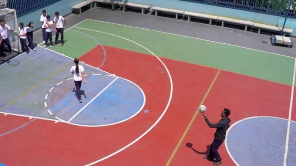 Étudiants Non Identifiés Jouant Match Balle Récréative Dans Une École — Video