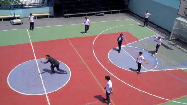 Estudiantes Identificados Jugando Juego Pelota Recreativa Una Escuela Pública Distrito — Vídeo de stock