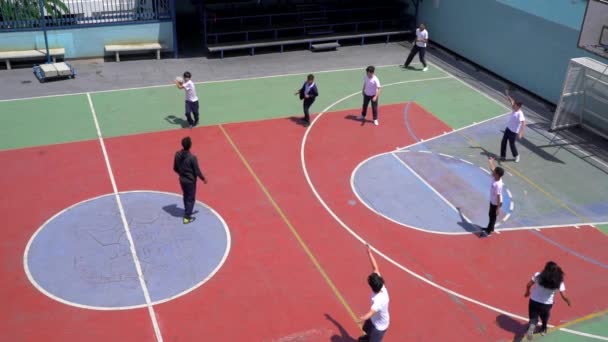 Estudiantes Identificados Jugando Juego Pelota Recreativa Una Escuela Pública Distrito — Vídeo de stock