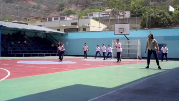 Étudiants Non Identifiés Jouant Match Balle Récréative Dans Une École — Video