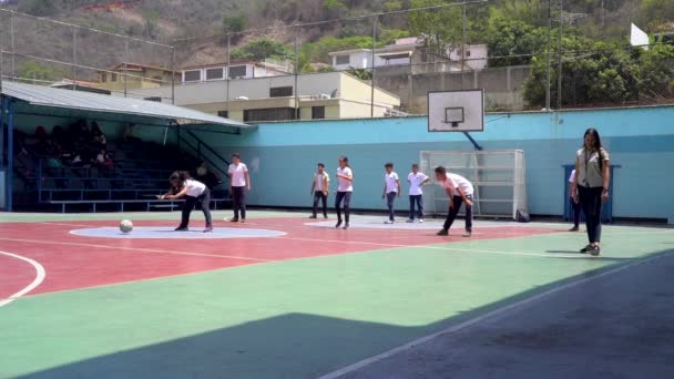 Uidentificerede Studerende Spiller Rekreativ Boldspil Offentlig Skole Marques Distriktet Caracas – Stock-video