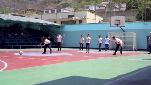 Étudiants Non Identifiés Jouant Match Balle Récréative Dans Une École — Video