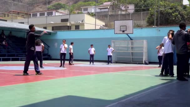 Estudiantes Identificados Jugando Juego Pelota Recreativa Una Escuela Pública Distrito — Vídeo de stock