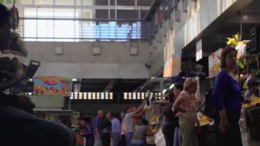 Venezuela 'nın başkenti Caracas' ın Chacao semtindeki Mercado Belediye de Chacao pazarında kimliği belirsiz insanlar, 2019 yılı dolaylarında