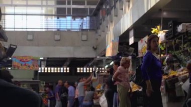 Venezuela 'nın başkenti Caracas' ın Chacao semtindeki Mercado Belediye de Chacao pazarında kimliği belirsiz insanlar, 2019 yılı dolaylarında