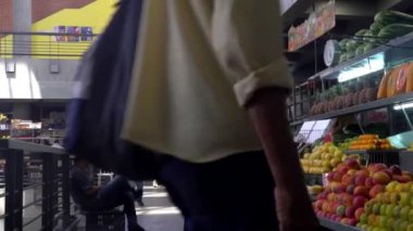 Venezuela 'nın başkenti Caracas' ın Chacao semtindeki Mercado Belediye de Chacao pazarında kimliği belirsiz insanlar, 2019 yılı dolaylarında