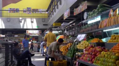Venezuela 'nın başkenti Caracas' ın Chacao semtindeki Mercado Belediye de Chacao pazarında kimliği belirsiz insanlar, 2019 yılı dolaylarında