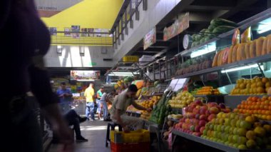 Venezuela 'nın başkenti Caracas' ın Chacao semtindeki Mercado Belediye de Chacao pazarında kimliği belirsiz insanlar, 2019 yılı dolaylarında