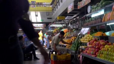 Venezuela 'nın başkenti Caracas' ın Chacao semtindeki Mercado Belediye de Chacao pazarında kimliği belirsiz insanlar, 2019 yılı dolaylarında