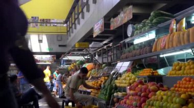 Venezuela 'nın başkenti Caracas' ın Chacao semtindeki Mercado Belediye de Chacao pazarında kimliği belirsiz insanlar, 2019 yılı dolaylarında