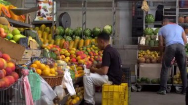 Venezuela 'nın başkenti Caracas' ın Chacao semtindeki Mercado Belediye de Chacao pazarında kimliği belirsiz insanlar, 2019 yılı dolaylarında