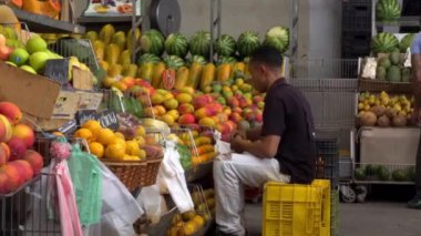 Venezuela 'nın başkenti Caracas' ın Chacao semtindeki Mercado Belediye de Chacao pazarında kimliği belirsiz insanlar, 2019 yılı dolaylarında