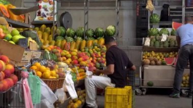 Venezuela 'nın başkenti Caracas' ın Chacao semtindeki Mercado Belediye de Chacao pazarında kimliği belirsiz insanlar, 2019 yılı dolaylarında