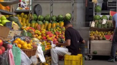 Venezuela 'nın başkenti Caracas' ın Chacao semtindeki Mercado Belediye de Chacao pazarında kimliği belirsiz insanlar, 2019 yılı dolaylarında