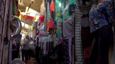 Venezuela 'nın başkenti Caracas' taki Mercado de Guaicaipuro pazarında kimliği belirsiz insanlar, 2019 model Mach.