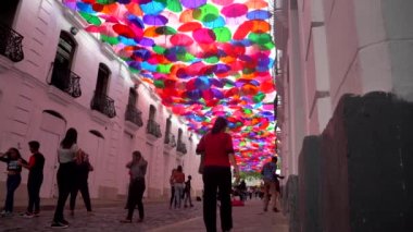 Venezuela 'nın başkenti Caracas' taki La Hoyada metro istasyonu yakınlarındaki Şemsiye Gökyüzü adı verilen yerde kimliği belirsiz insanlar 2019 yılı dolaylarında