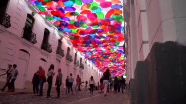 Venezuela 'nın başkenti Caracas' taki La Hoyada metro istasyonu yakınlarındaki Şemsiye Gökyüzü adı verilen yerde kimliği belirsiz insanlar 2019 yılı dolaylarında