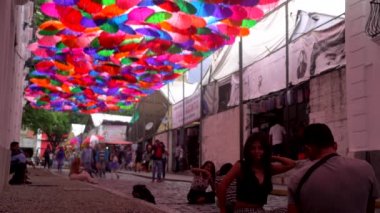 Venezuela 'nın başkenti Caracas' taki La Hoyada metro istasyonu yakınlarındaki Şemsiye Gökyüzü adı verilen yerde kimliği belirsiz insanlar 2019 yılı dolaylarında