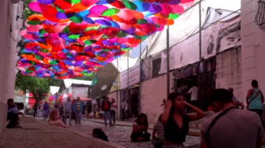 Venezuela 'nın başkenti Caracas' taki La Hoyada metro istasyonu yakınlarındaki Şemsiye Gökyüzü adı verilen yerde kimliği belirsiz insanlar 2019 yılı dolaylarında