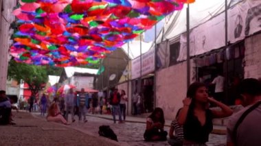 Venezuela 'nın başkenti Caracas' taki La Hoyada metro istasyonu yakınlarındaki Şemsiye Gökyüzü adı verilen yerde kimliği belirsiz insanlar 2019 yılı dolaylarında