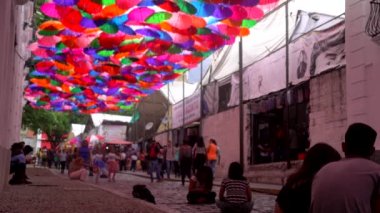 Venezuela 'nın başkenti Caracas' taki La Hoyada metro istasyonu yakınlarındaki Şemsiye Gökyüzü adı verilen yerde kimliği belirsiz insanlar 2019 yılı dolaylarında