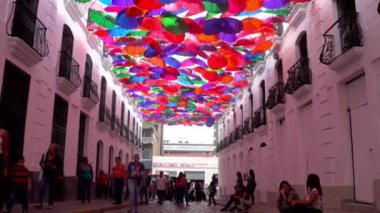 Venezuela 'nın başkenti Caracas' taki La Hoyada metro istasyonu yakınlarındaki Şemsiye Gökyüzü adı verilen yerde kimliği belirsiz insanlar 2019 yılı dolaylarında