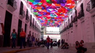 Venezuela 'nın başkenti Caracas' taki La Hoyada metro istasyonu yakınlarındaki Şemsiye Gökyüzü adı verilen yerde kimliği belirsiz insanlar 2019 yılı dolaylarında