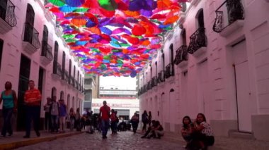 Venezuela 'nın başkenti Caracas' taki La Hoyada metro istasyonu yakınlarındaki Şemsiye Gökyüzü adı verilen yerde kimliği belirsiz insanlar 2019 yılı dolaylarında