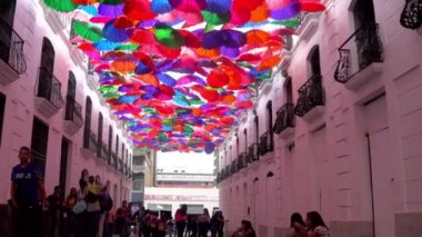 Venezuela 'nın başkenti Caracas' taki La Hoyada metro istasyonu yakınlarındaki Şemsiye Gökyüzü adı verilen yerde kimliği belirsiz insanlar 2019 yılı dolaylarında