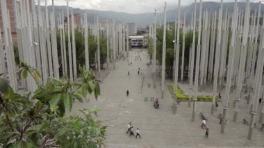 Medellin, Kolombiya 'daki Parque De Las Luces' de (Park of Lights) kimliği belirsiz kişiler, 2019 yılı Nisan ayı civarında. Park De Las Lucas, El Centro, Medelln 'de 300 ışık direğiyle popüler bir cazibe merkezi.