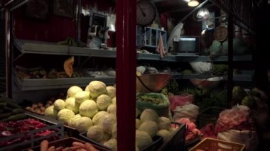 Medellin, Kolombiya 'daki Minorista Meydanı' ndaki Plaza Minorista çiftçi pazarında meyve ve sebze tezgahı.