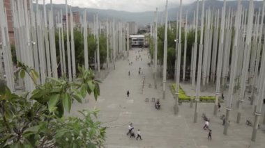 Medellin, Kolombiya 'daki Parque De Las Luces' de (Park of Lights) kimliği belirsiz kişiler, 2019 yılı Nisan ayı civarında. Park De Las Lucas, El Centro, Medelln 'de 300 ışık direğiyle popüler bir cazibe merkezi.