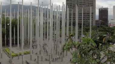 Medellin, Kolombiya 'daki Parque De Las Luces' de (Park of Lights) kimliği belirsiz kişiler, 2019 yılı Nisan ayı civarında. Park De Las Lucas, El Centro, Medelln 'de 300 ışık direğiyle popüler bir cazibe merkezi.
