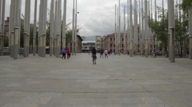 Medellin, Kolombiya 'daki Parque De Las Luces' de (Park of Lights) kimliği belirsiz kişiler, 2019 yılı Nisan ayı civarında. Park De Las Lucas, El Centro, Medelln 'de 300 ışık direğiyle popüler bir cazibe merkezi.