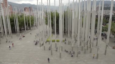 Medellin, Kolombiya 'daki Parque De Las Luces' de (Park of Lights) kimliği belirsiz kişiler, 2019 yılı Nisan ayı civarında. Park De Las Lucas, El Centro, Medelln 'de 300 ışık direğiyle popüler bir cazibe merkezi.