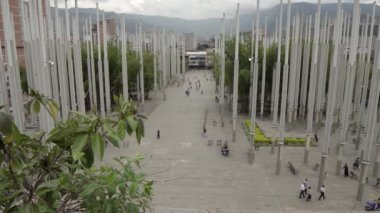 Medellin, Kolombiya 'daki Parque De Las Luces' de (Park of Lights) kimliği belirsiz kişiler, 2019 yılı Nisan ayı civarında. Park De Las Lucas, El Centro, Medelln 'de 300 ışık direğiyle popüler bir cazibe merkezi.