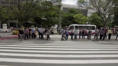 Medellin, Kolombiya 'nın La Alpujarra İdari Merkezi bölgesinde Nisan 2019 civarında kimliği belirsiz kişiler ve sokak trafiği