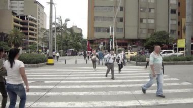 Kimliği belirsiz insanlar Medellin, Kolombiya 'daki Avenida Doğu Bulvarı' nda, yaklaşık Nisan 2019.
