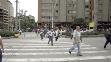 Kimliği belirsiz insanlar Medellin, Kolombiya 'daki Avenida Doğu Bulvarı' nda, yaklaşık Nisan 2019.