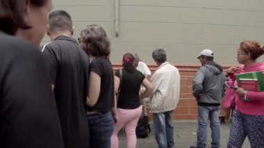 Kimliği belirsiz insanlar Medellin, Kolombiya 'daki Avenida Doğu Bulvarı' nda, yaklaşık Nisan 2019.