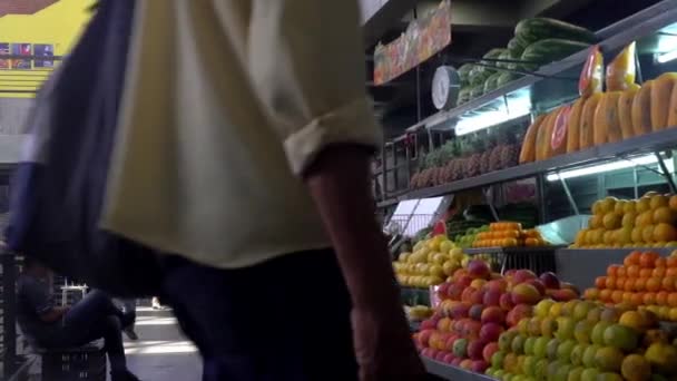 คนท ระบ ตลาด Mercado Municipal Chacao ในเขต Chacao ของ Caracas — วีดีโอสต็อก