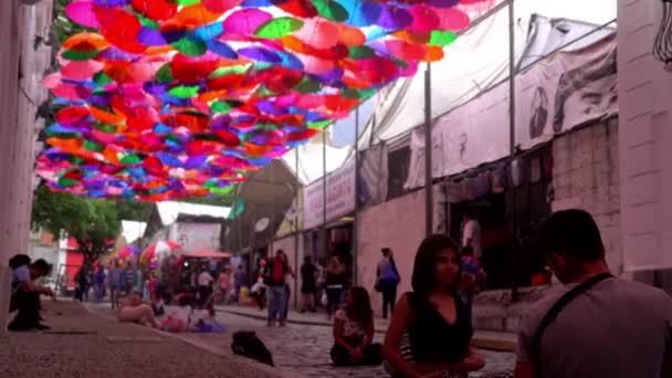 在委内瑞拉首都加拉加斯市中心La Hoyada地铁站附近的所谓伞状天空下的不明身份者 2019年左右 — 图库视频影像