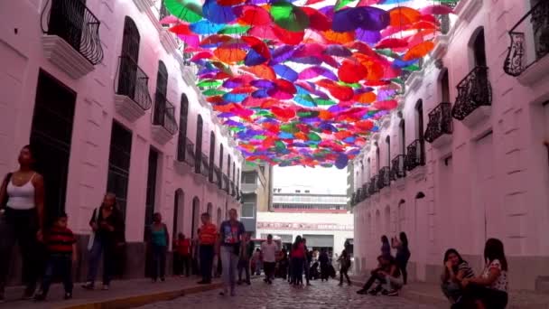 Azonosítatlan Személyek Úgynevezett Esernyő Égbolt Alatt Közel Hoyada Metróállomáshoz Caracas — Stock videók