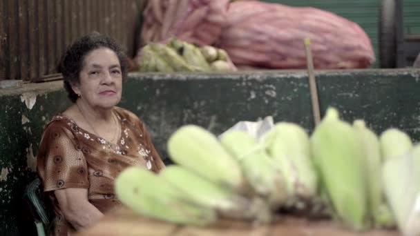 2019年4月頃コロンビアのメデリンにあるMinorista SquareのPlaza Minorista農家市場の未確認女性 — ストック動画