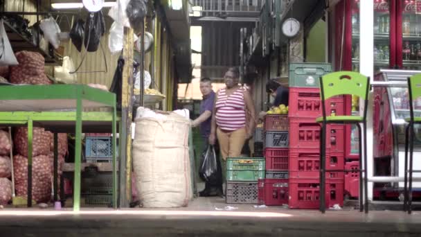 Neidentifikovaní Lidé Farmářském Trhu Plaza Minorista Náměstí Minorista Medellinu Kolumbie — Stock video
