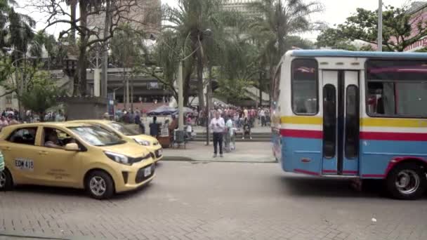 Straßenverkehr Parque Berrio Berrio Park Medellin Kolumbien April 2019 — Stockvideo