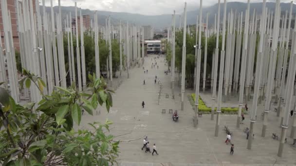 コロンビアのメデリンにあるParque Las Luces Park Lights の未確認の人々は 2019年4月頃です パルケ ルーカスは300の光柱を持つメデルのエル セントロで人気のアトラクションです — ストック動画