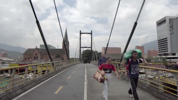 Pedonale Non Identificato Sul Ponte San Juan Puente San Juan — Video Stock